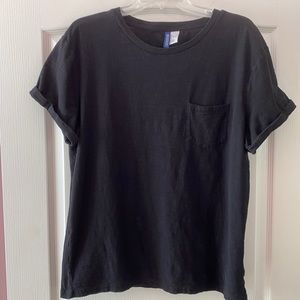 H&M black pocket T-shirt. Size L